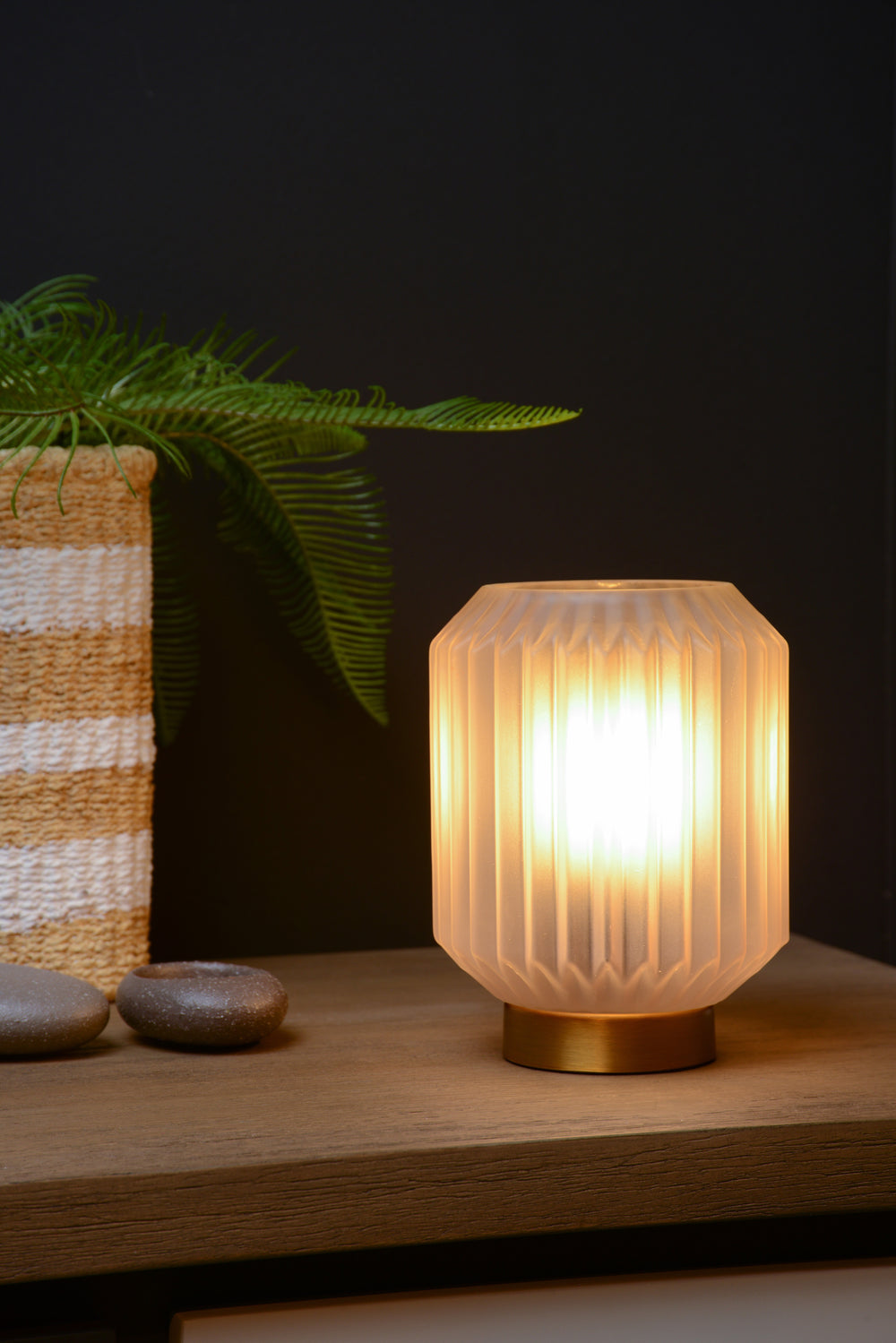 Lampe de table Lucide SUENO Ø13cm Douille E14 Verre blanc avec base en acier doré design moderne intérieur IP20